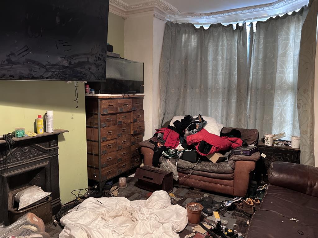 Lot: 84 - THREE-BEDROOM HOUSE IN NEED OF IMPROVEMENT - Living room